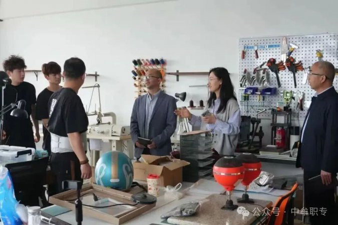 �Эͬ���� ��ı��ͨ��չ������Ĳ����ְҵ�е�רҵѧУһ�и����ϻ���ְҵѧԺ